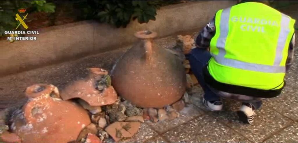 Barcos arrastreros llevan décadas expoliando yacimientos arqueológicos en Baleares