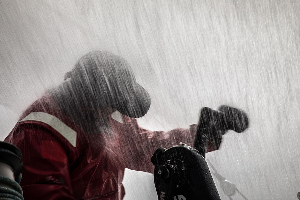 La flota se divide para recibir al `bombero` en el Océano Sur