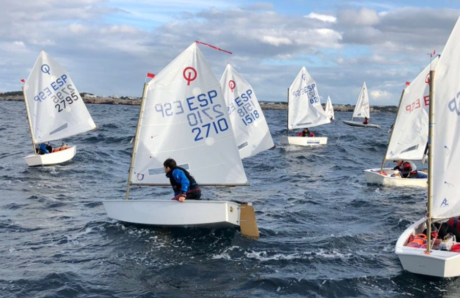 Menorca celebra Sant Antoni con regatas de vela ligera
