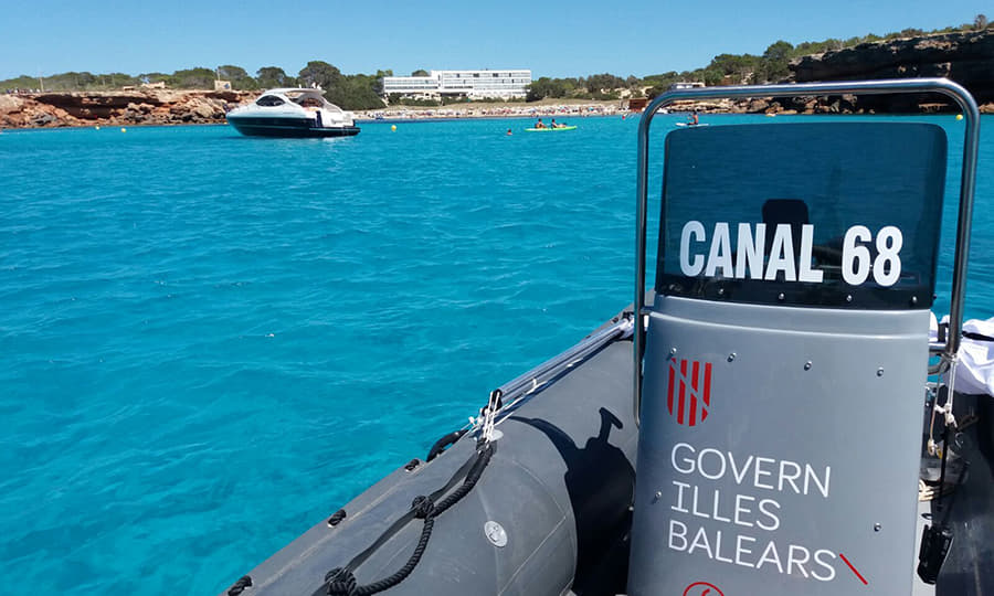 El Govern aumenta a 15 los barcos para controlar los fondeos