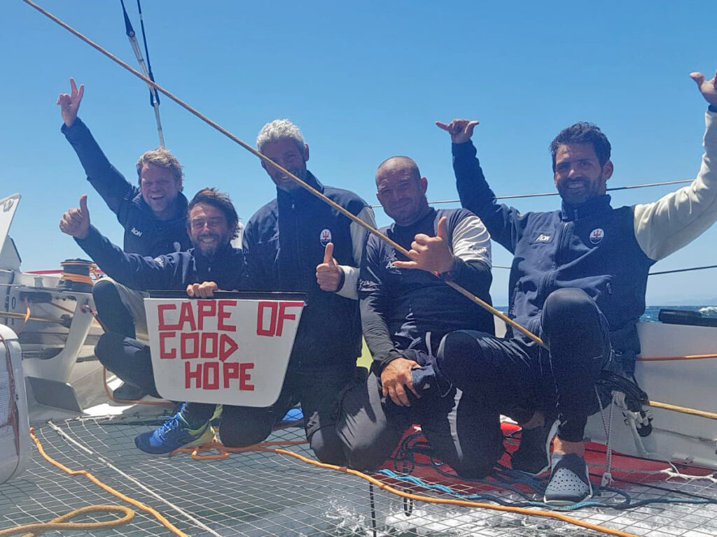 Pella, cinco días por delante del récord en el ecuador de la travesía