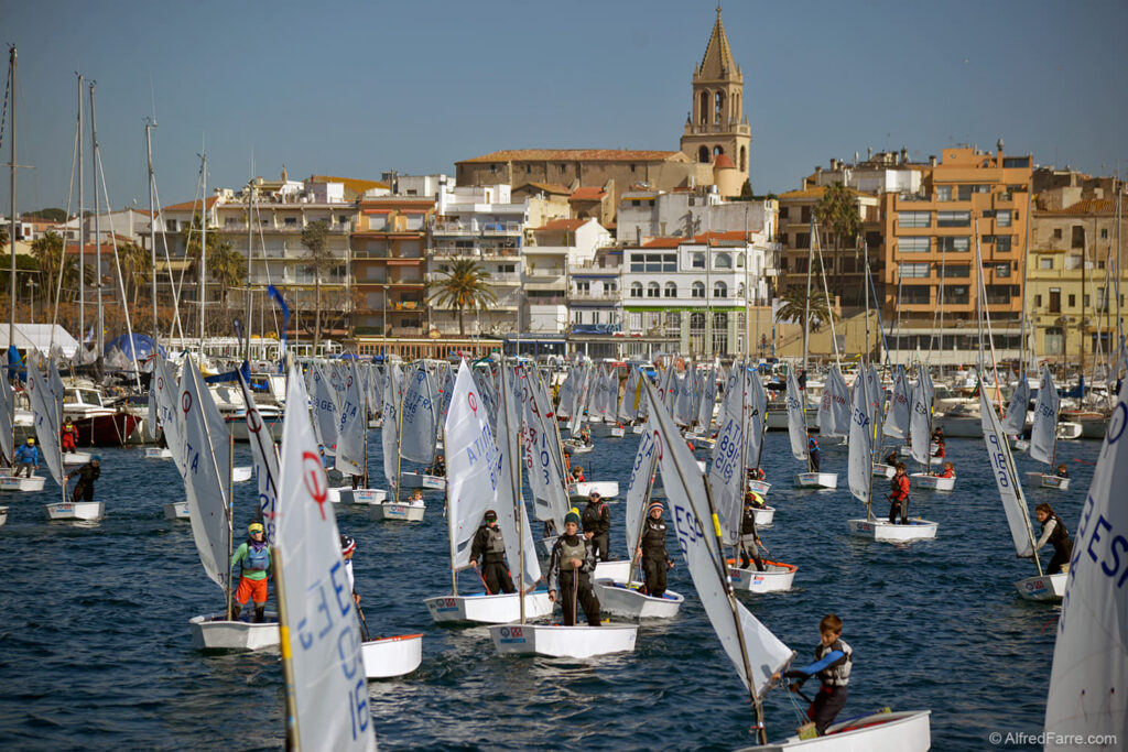 Muchos barcos y poco viento de momento en Palamós