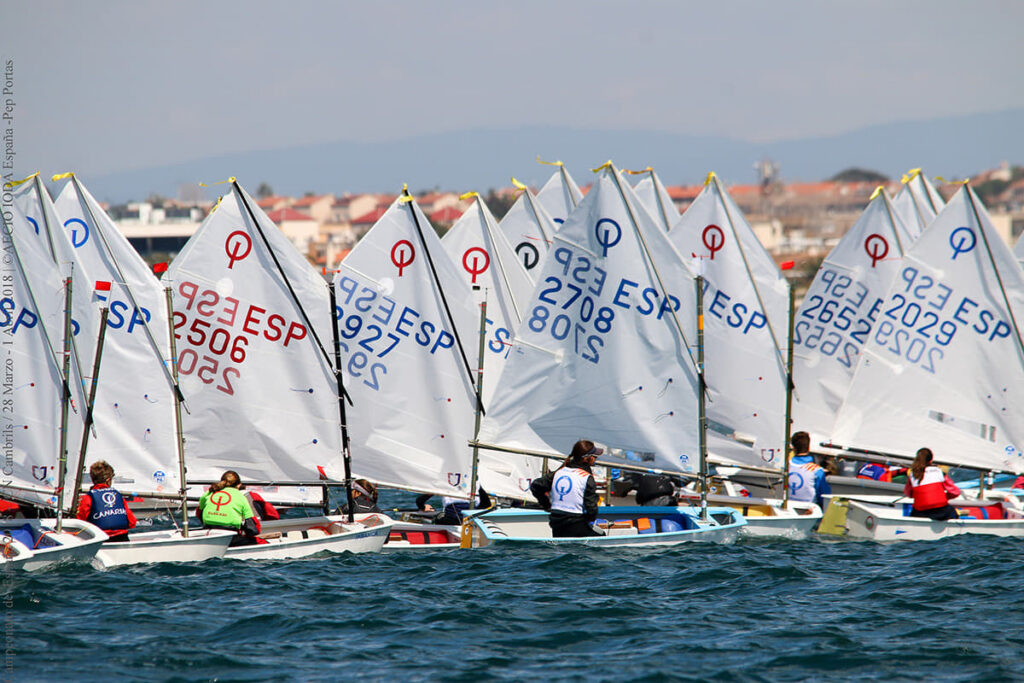 El mallorquín Javier Plomer, líder del Campeonato de España de Optimist