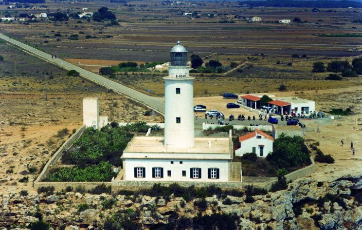 La APB saca a concurso un bar en el faro de La Mola