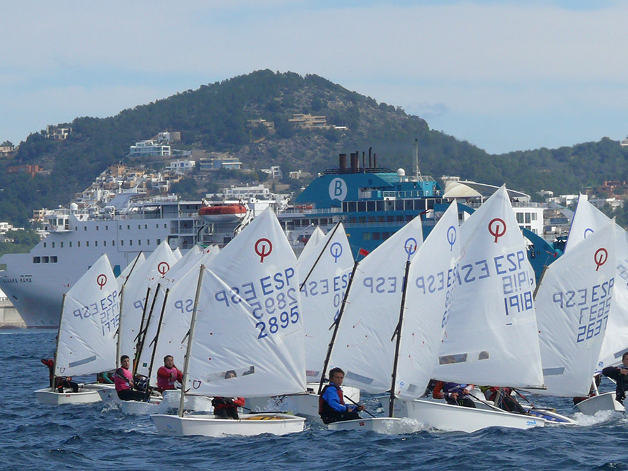 Yago Huércanos se proclama campeón de Ibiza de la clase Optimist