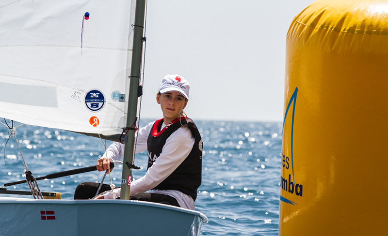 María Perelló lidera el estreno de las Finales Escolares de Optimist