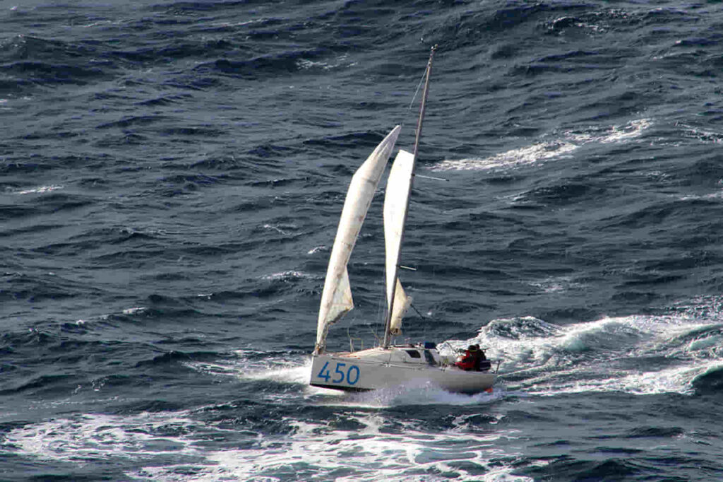 Toni Enseñat se prepara para competir en la Mini Transat