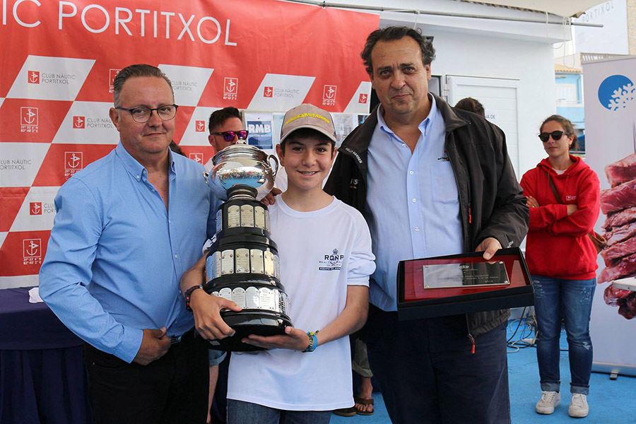 Manuel Martín logra el triunfo en el Trofeo Mamá Optimist