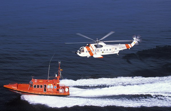 Un náufrago permanece dos horas agarrado a un cubo en alta mar
