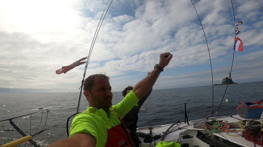 El MAPFRE dobla la roca Fastnet con la flota en un puño