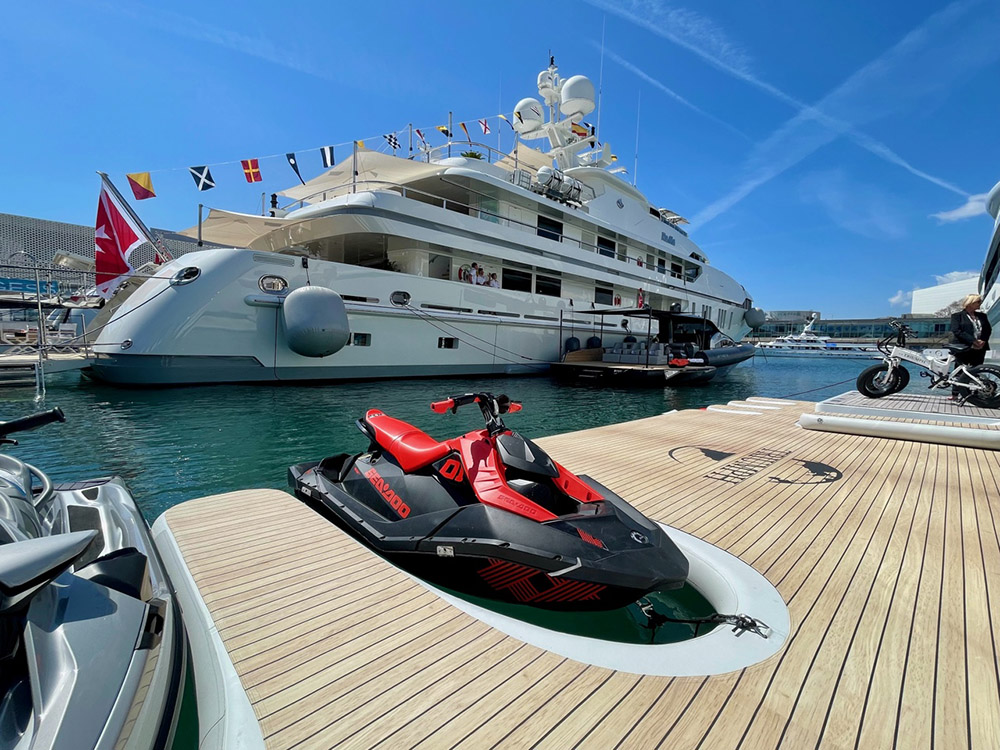 Marina Port de Mallorca limpia su fondo marino