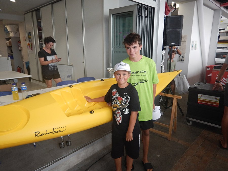 El Día de la Piragua del CN Sant Antoni sorteó la amenaza de lluvia