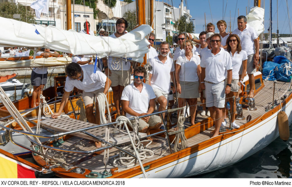 Felipe VI toma el mando del Giraldilla, el velero de Don Juan