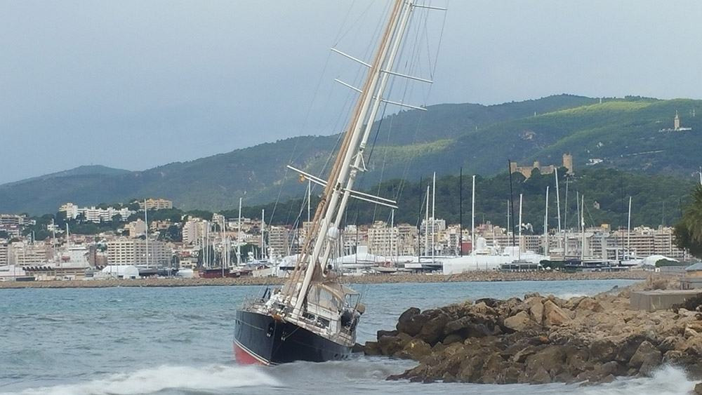 Un velero acaba contra las rocas en el Paseo Marítimo de Palma
