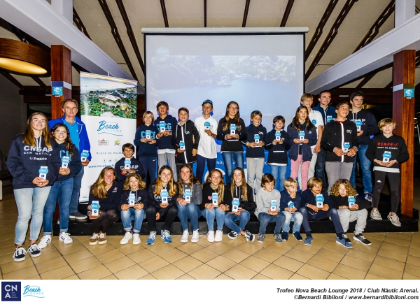 Más de 200 regatistas compiten en el Trofeo Nova Beach Lounge