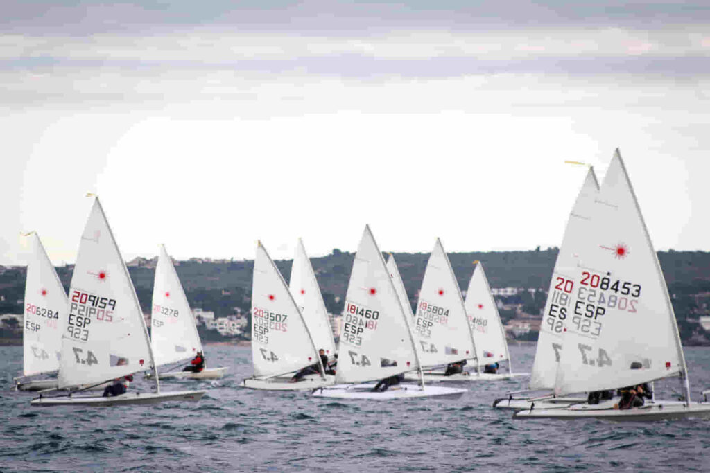Justo Martínez y Carlos Roselló lideran el campeonato balear de Laser 4.7 y Standard en el CMSAP