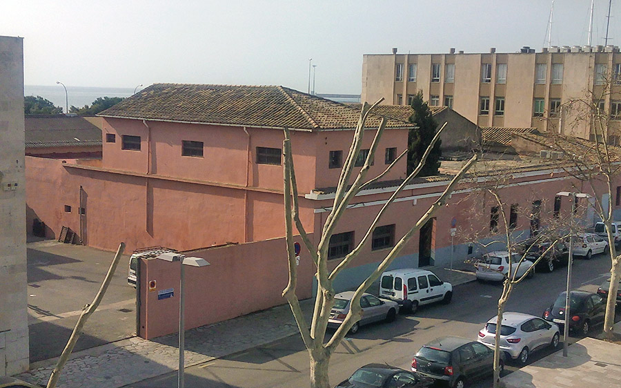 La APB inicia la demolición del antiguo economato de la marina