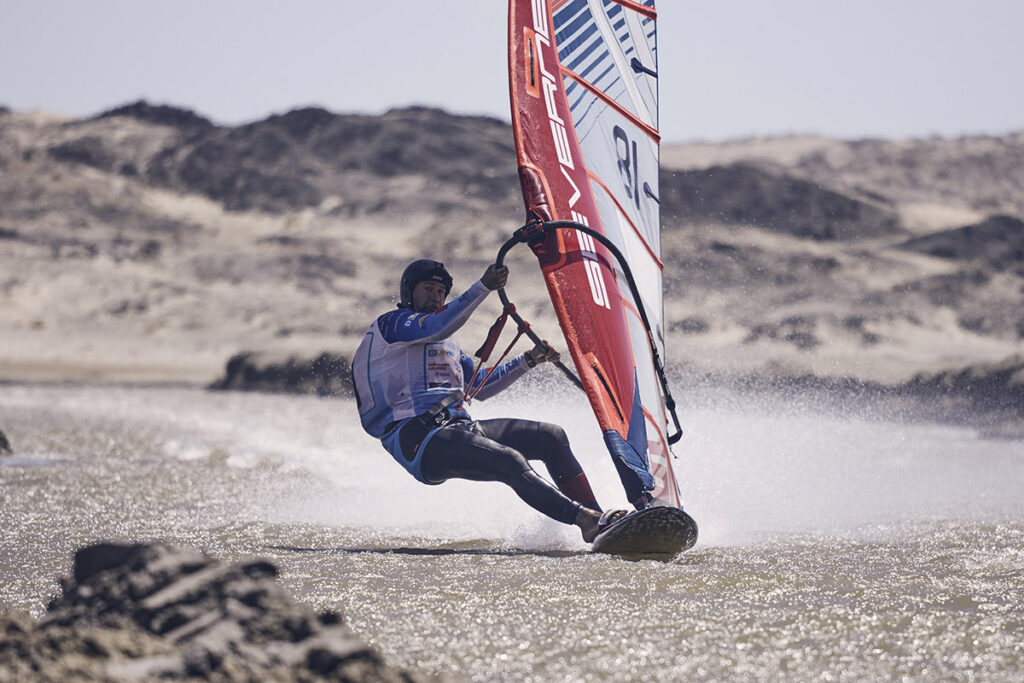 El mallorquín que surfea a más de 50 nudos en medio del desierto