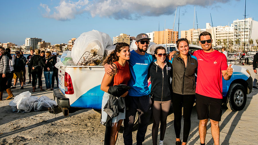Los regatistas olímpicos del Sofía Iberostar limpian la Playa de Palma