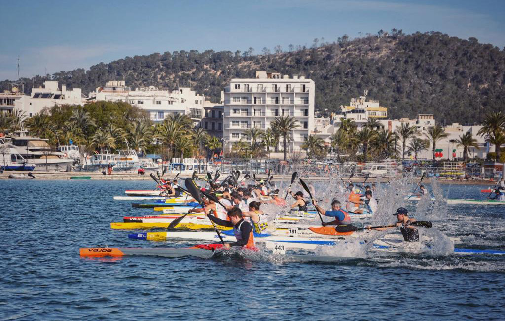El piragüismo celebró el día de las Islas Baleares en Ibiza