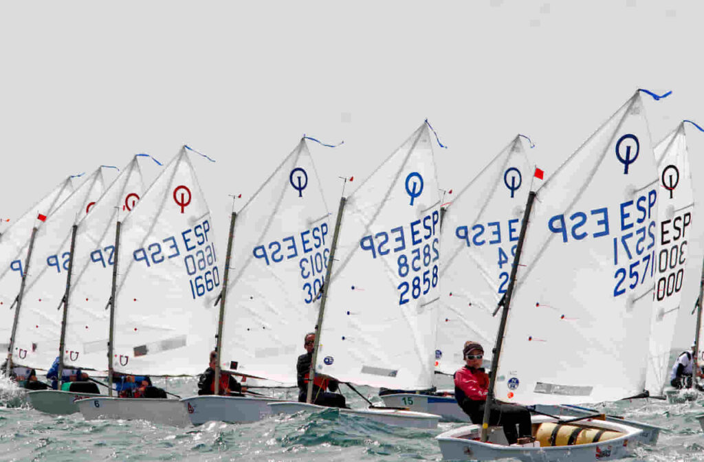 Perelló cede el liderato en el Campeonato de España de Optimist