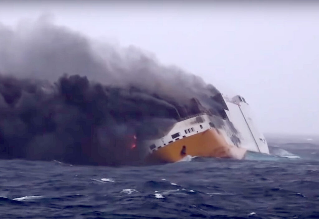 Incendio del buque Grande Europa: menos mal que hacía buen tiempo