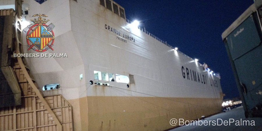 El mercante incendiado Grande Europa llega al puerto de Palma