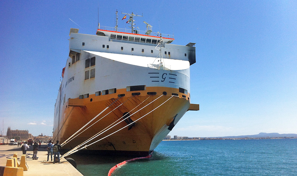 El buque mercante incendiado no presenta “peligro estructural”