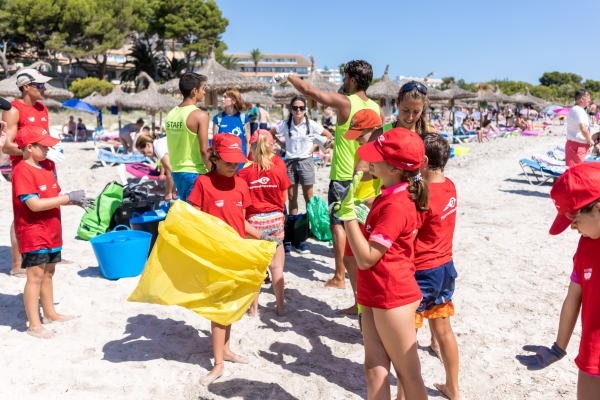 Los niños de la Escuela de Vela de Alcudiamar limpian la playa