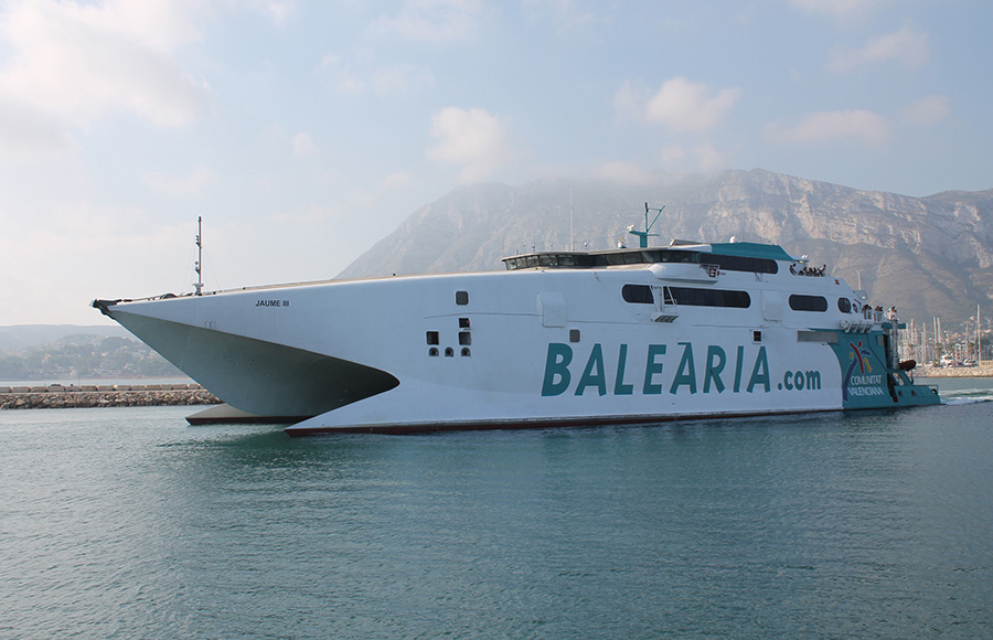 Dos ferries de pasajeros chocan en el puerto de Alcúdia