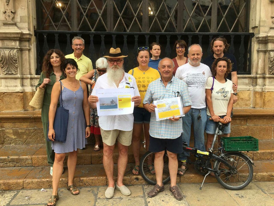 Una veintena de entidades presenta un manifiesto contra los cruceros