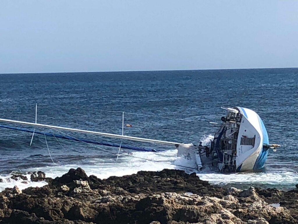 Un velero con cuatro tripulantes encalla de noche en Cala Rajada