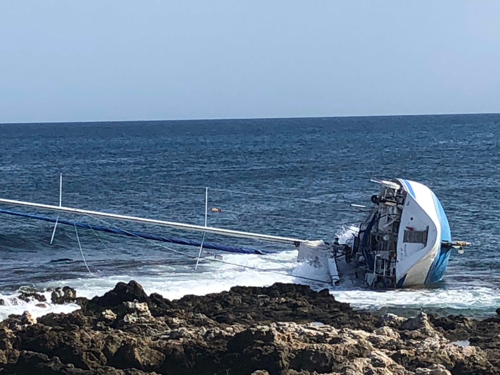 Un velero con cuatro tripulantes encalla de noche en Cala Rajada