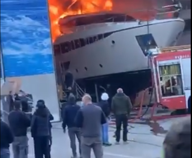 La explosión de una embarcación a motor en Port Adriano deja una persona herida