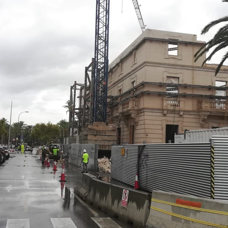 Se derrumba la cornisa de la antigua sede de la Autoridad Portuaria