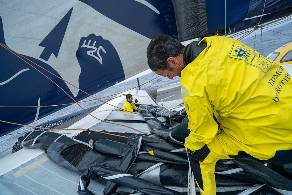 Edmond de Rothschild refuerza el liderato de la Brest Atlantiques tras cruzar el ecuador