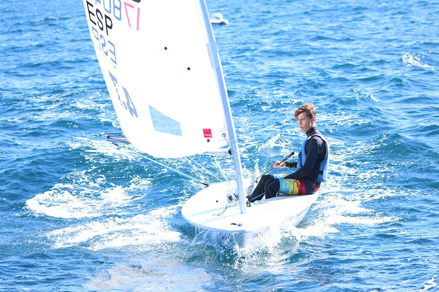 Dani Cardona se lleva el título autonómico de la clase Laser 4.7