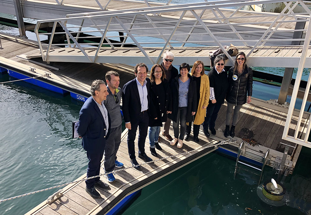 El puerto de Ciutadella contará con tres papeleras marinas