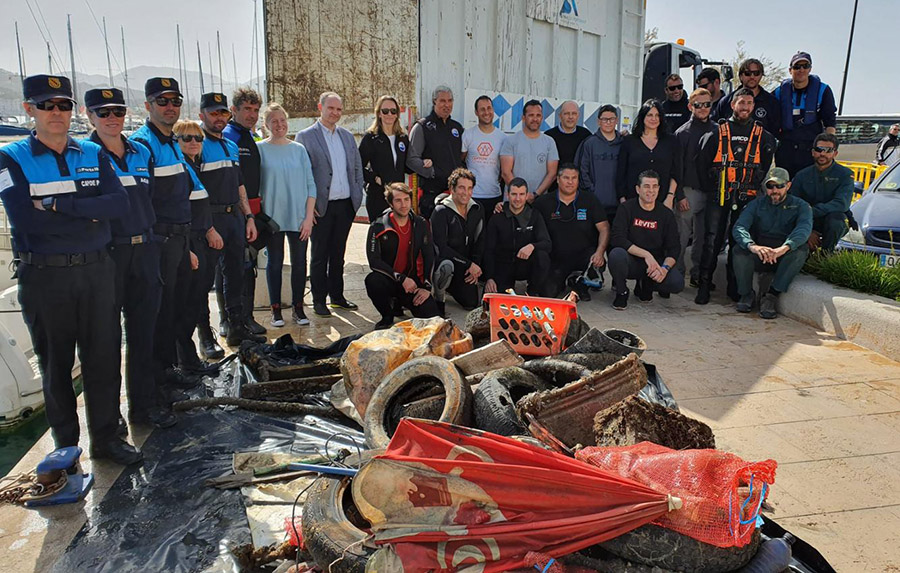 Voluntarios limpian el fondo de Fornells y Sant Antoni de Portmany