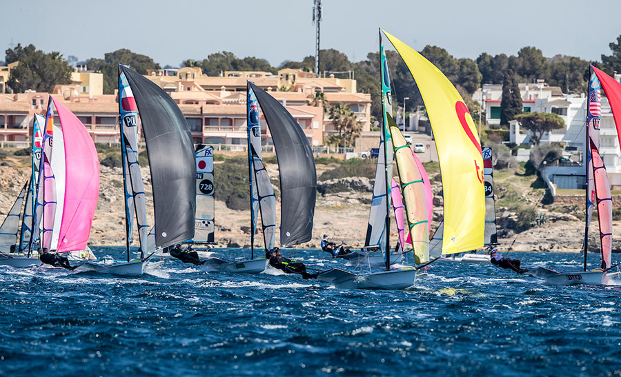 Varios centenares de regatistas entrenan ya en la bahía de Palma para el Princesa Sofía Iberostar