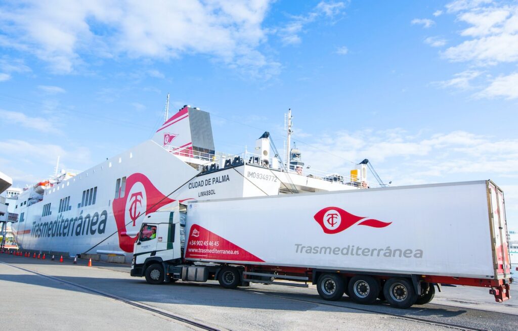 Trasmediterránea transporta más de 8.000 camiones a Baleares durante el Estado de Alarma