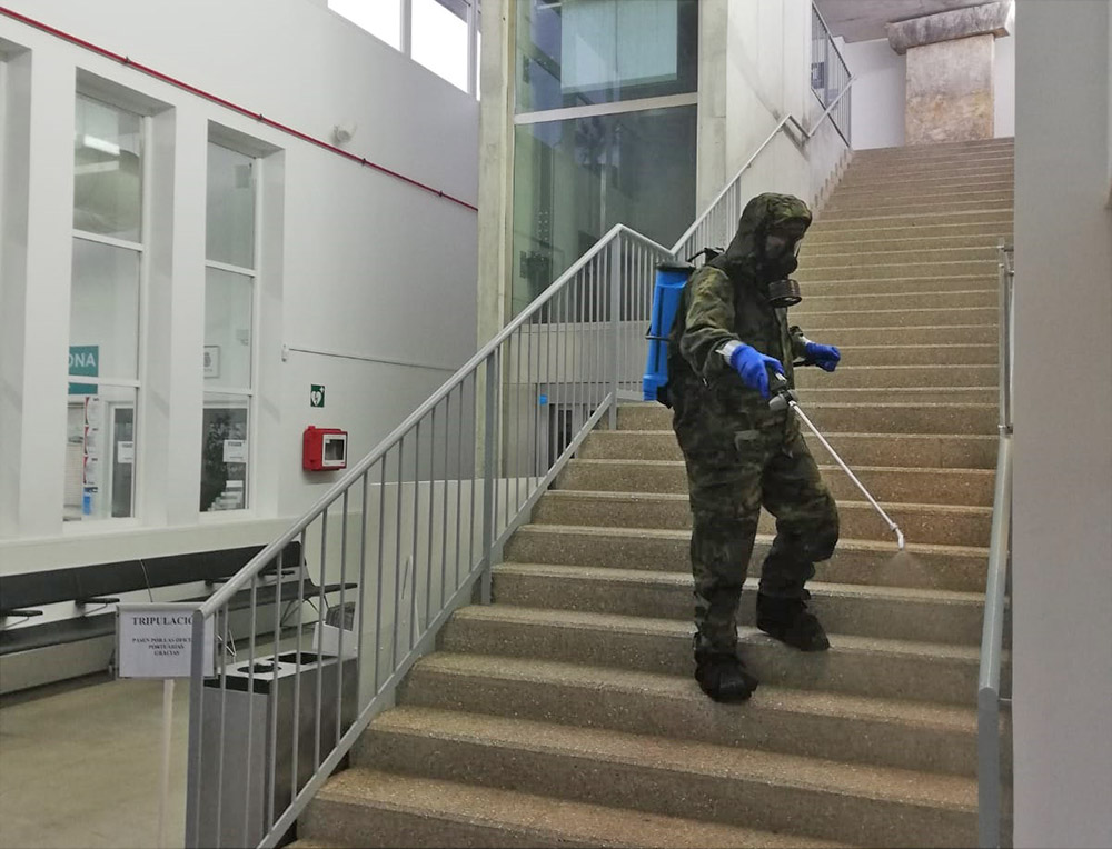 El Ejército desinfecta el puerto exterior de Ciutadella