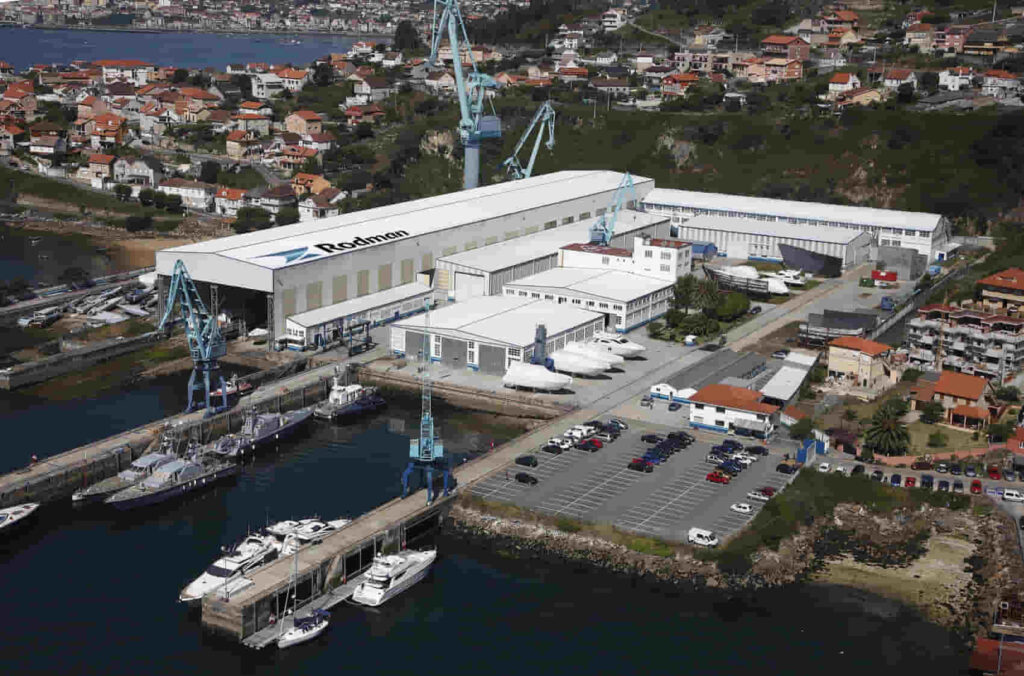 Rodman dona protectores impermeables para los sanitarios gallegos