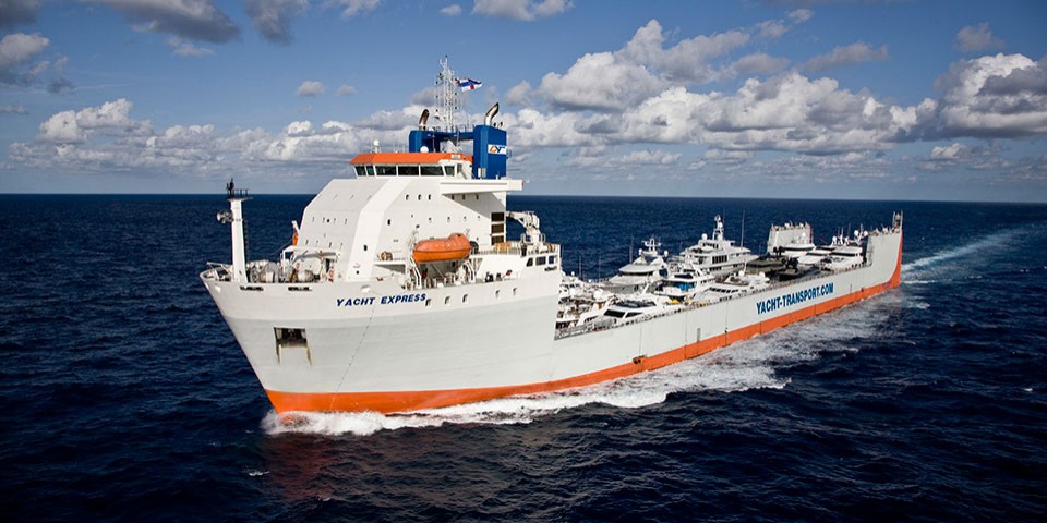 Dos buques cargados de yates esperan un permiso especial para recalar en Palma