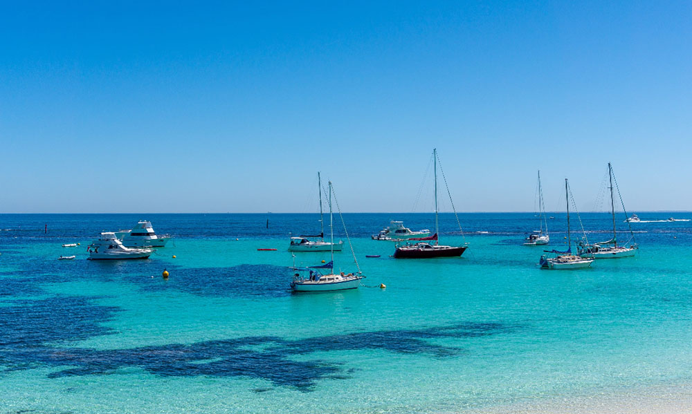 El Govern se apoya en las empresas para levantar el veto al turismo