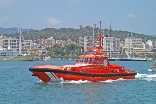 Salvamento se emplea “a fondo” para rescatar a dos tripulantes de un barco que se iba a pique