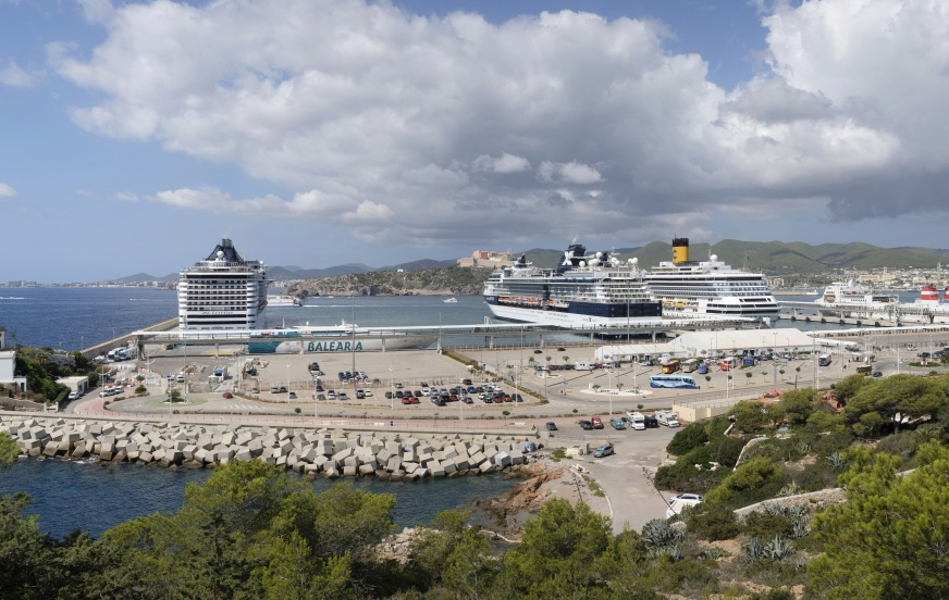 Turistas de crucero versus turistas alojados en hotel