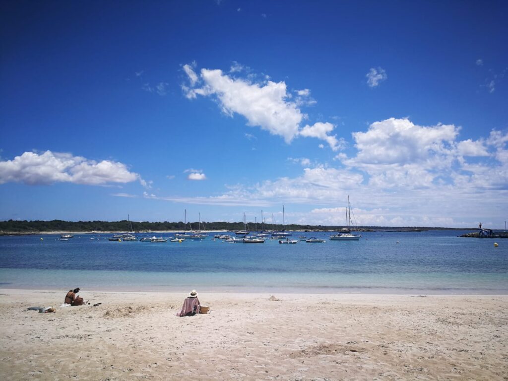 Multas de 3.000 euros por amarrarse a boyas en la Colònia de Sant Jordi