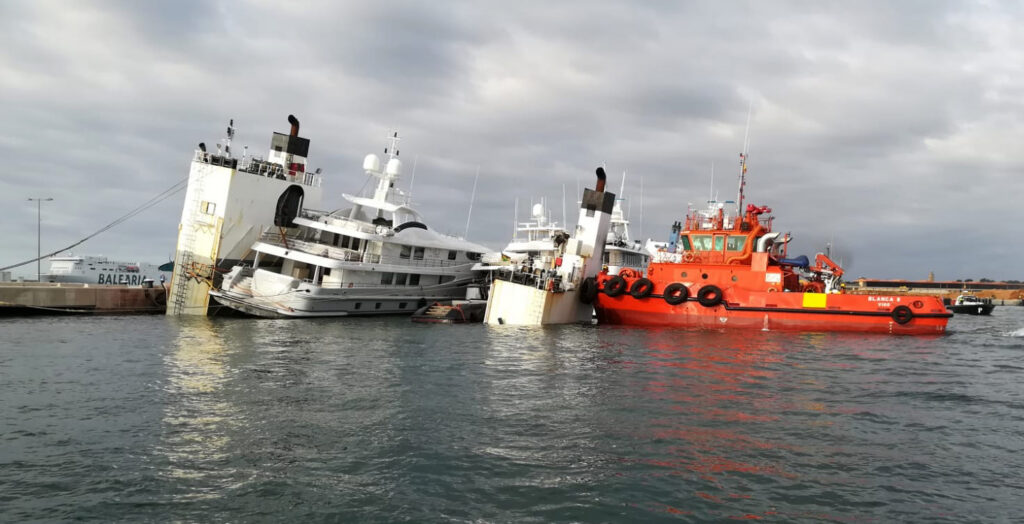 Logran adrizar el mercante semihundido en Mallorca
