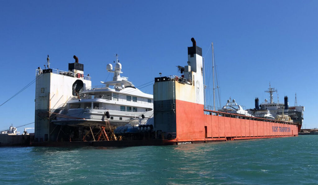 Remolcadores y prácticos del puerto de Palma reclaman un “premio” por salvar el buque cargado de yates